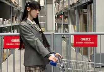 居然在“www.17”网页看到了熟悉那张脸？我以为她在别的星球……