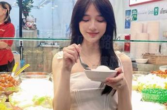 在51cg吃瓜线路上，不怕不怕，反正瓜汁一溅，满脸幸福！