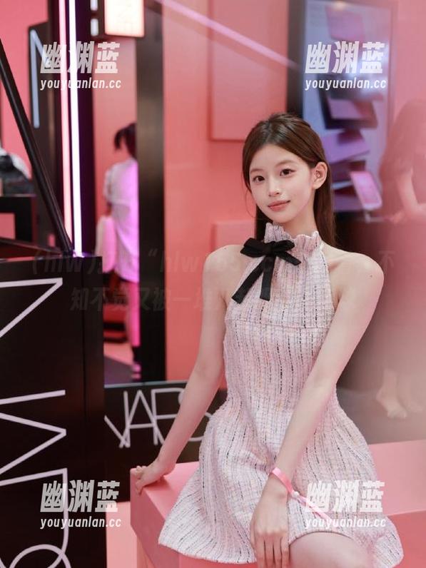 打开“hlw155.ccm”观看，不知不觉又被一堆八卦吸引了眼球