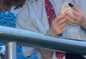 吃瓜的时候，hlw是我的导航，永不迷路！这是一种吃得忙里偷闲的智慧。