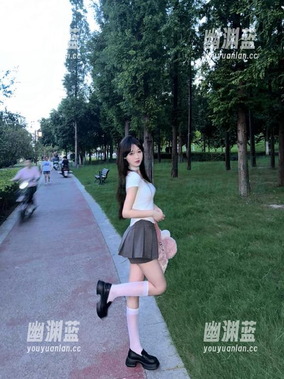 在“www.吃瓜”入口打发时间，与其说我想看资讯，不如说是想找些乐子，哈哈。