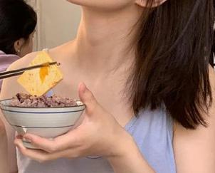 黑哥冲料ios端的更新，小小鱼吃了能变得更时髦吗？