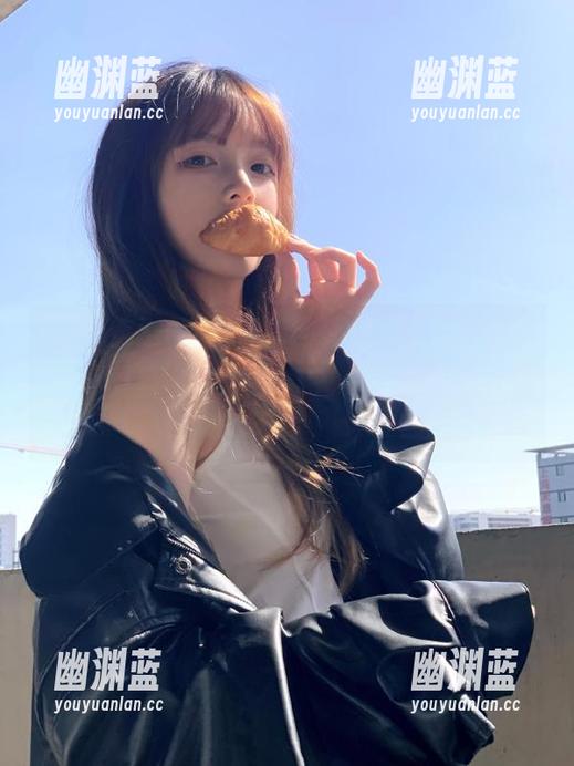 社交圈回环：翻到首页的黑料传送门tttzzz07du潜规则，太惊艳了吧，你们看那条评论！